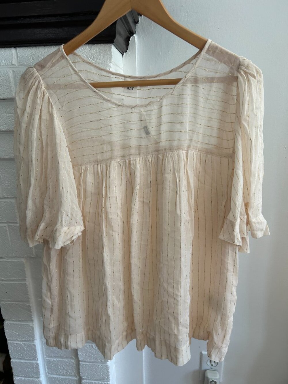 Gap Short Sleeve Cream with Gold Threads Blouse Size M NWT